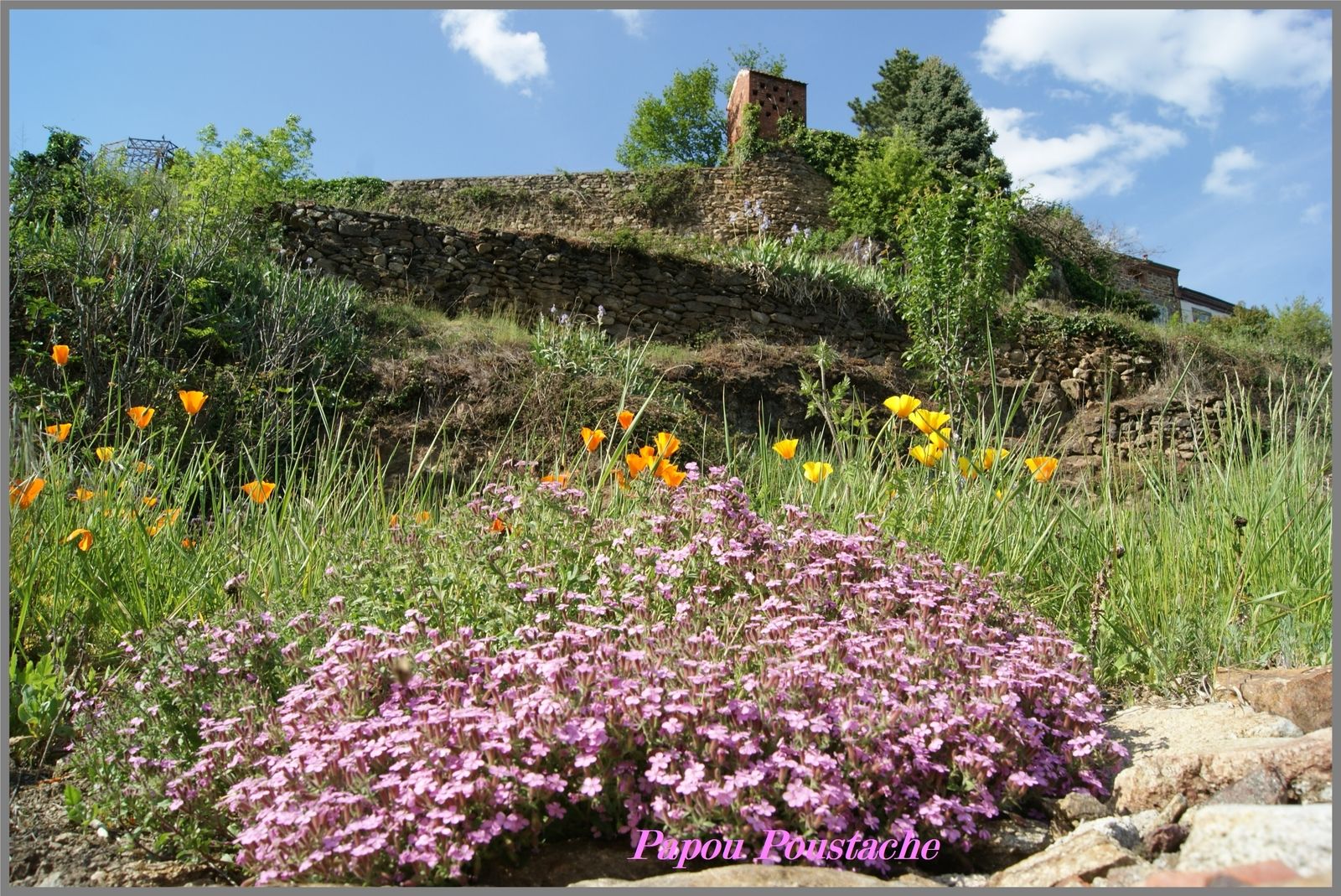 Le chemin de ronde au village de Auzon