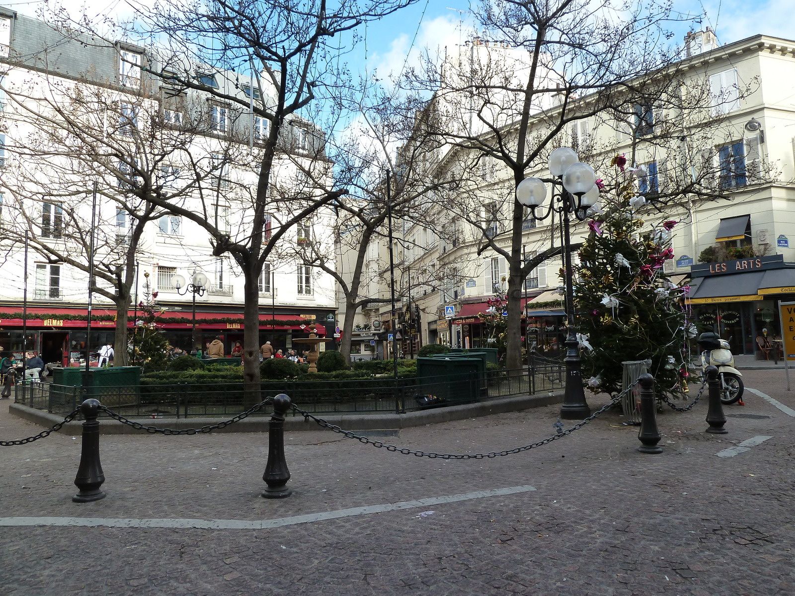 La Place de la Contrescarpe dont les terrasses de café sont très prisées par les touristes.