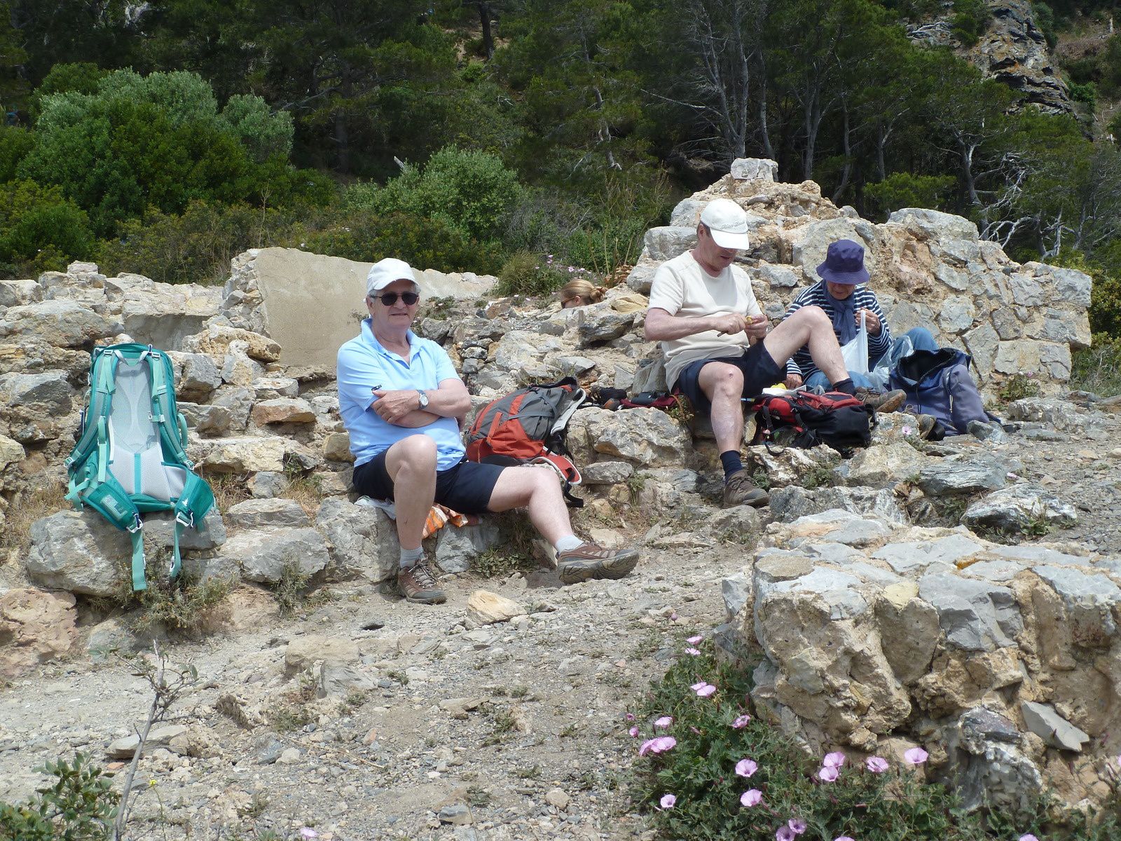 Pause pique-nique, Gérard, Claude et Marie-Agnés installés sur la pointe Escampo Barrio, 116 mètres d'altitude.. 