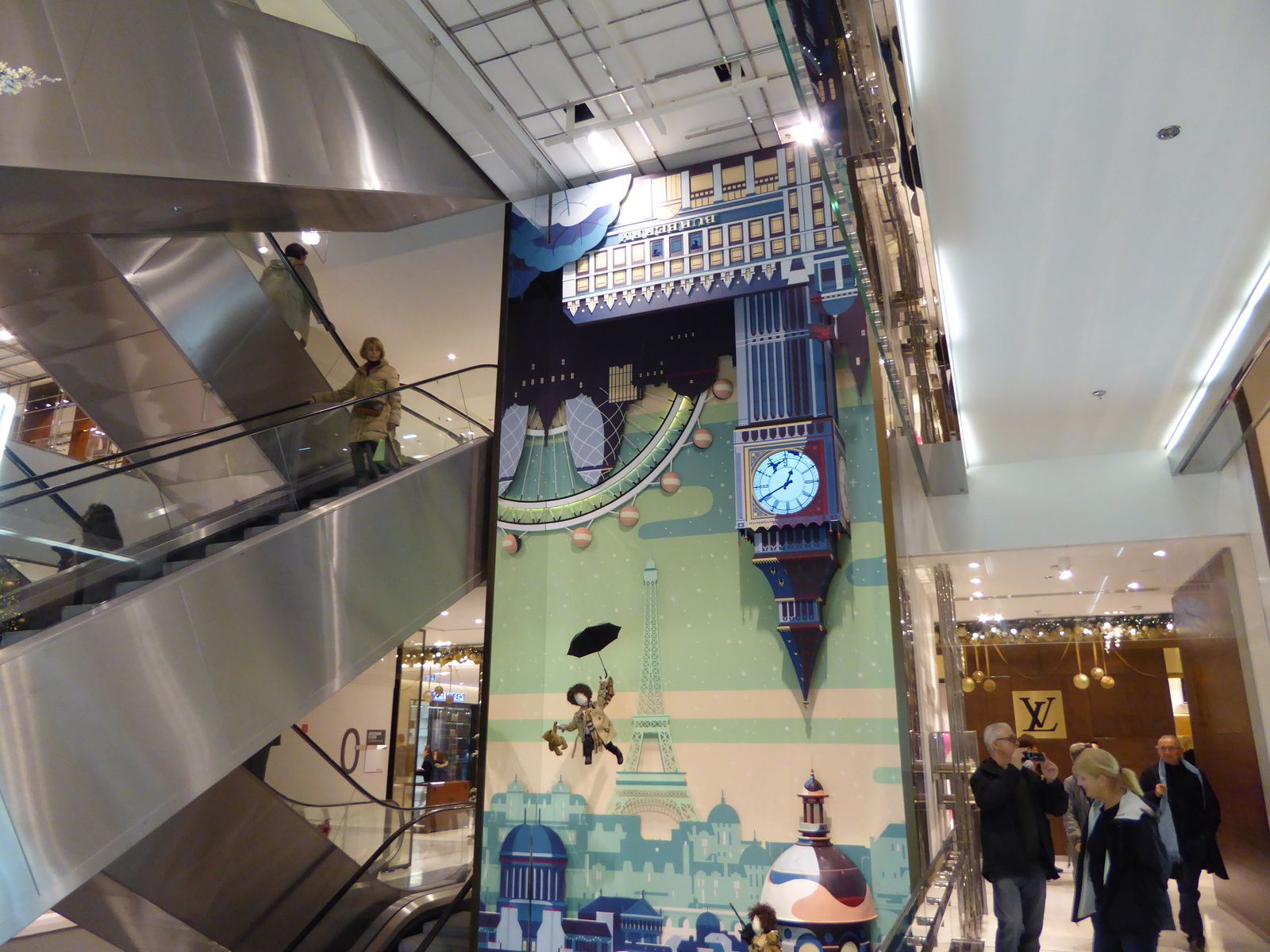 En descendant par les escalators, la décoration est dédiée cette année à Burberry's, célèbre marque "So British" ...