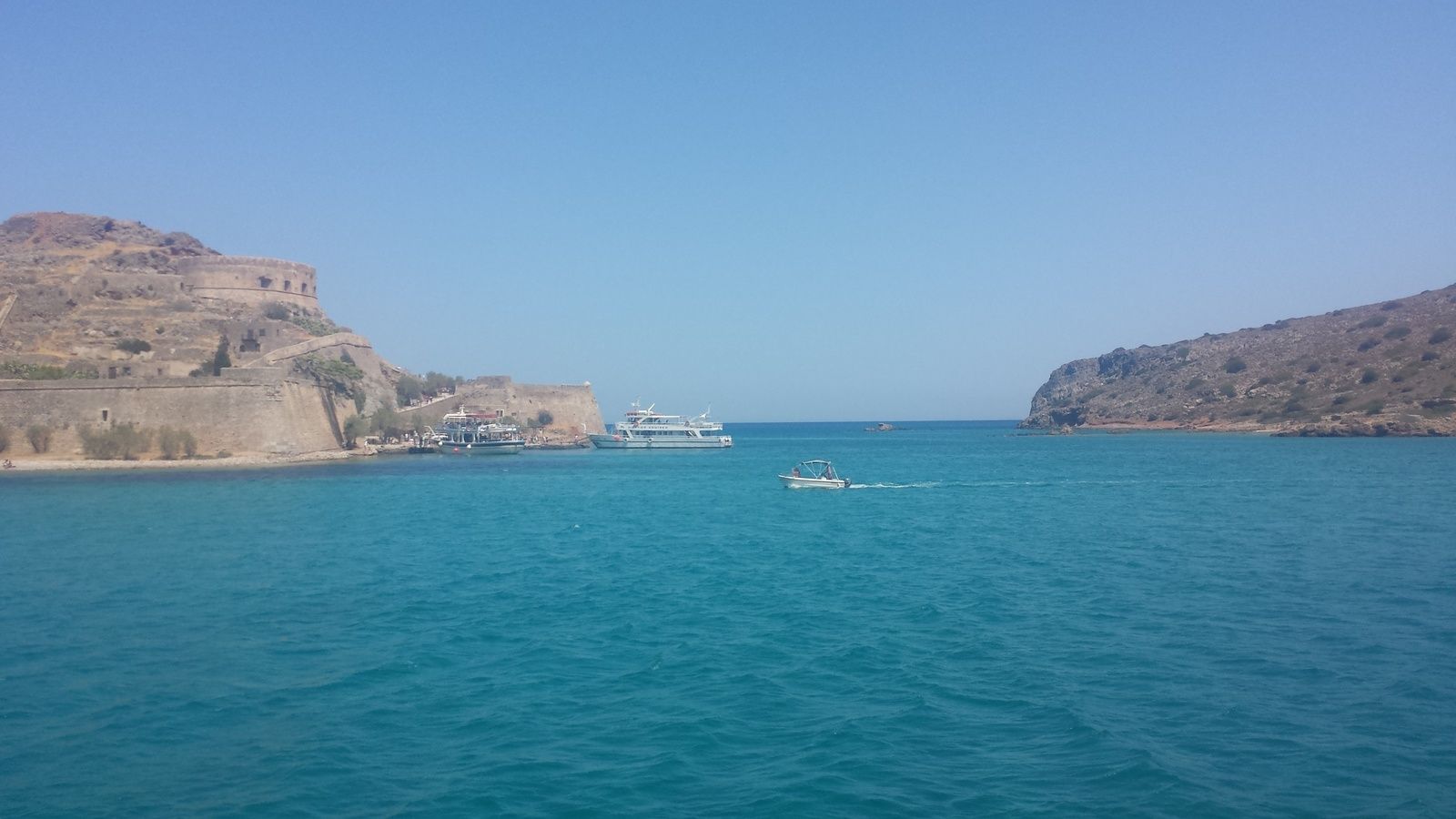 Distance entre Spinalonga et le village de Plaka.