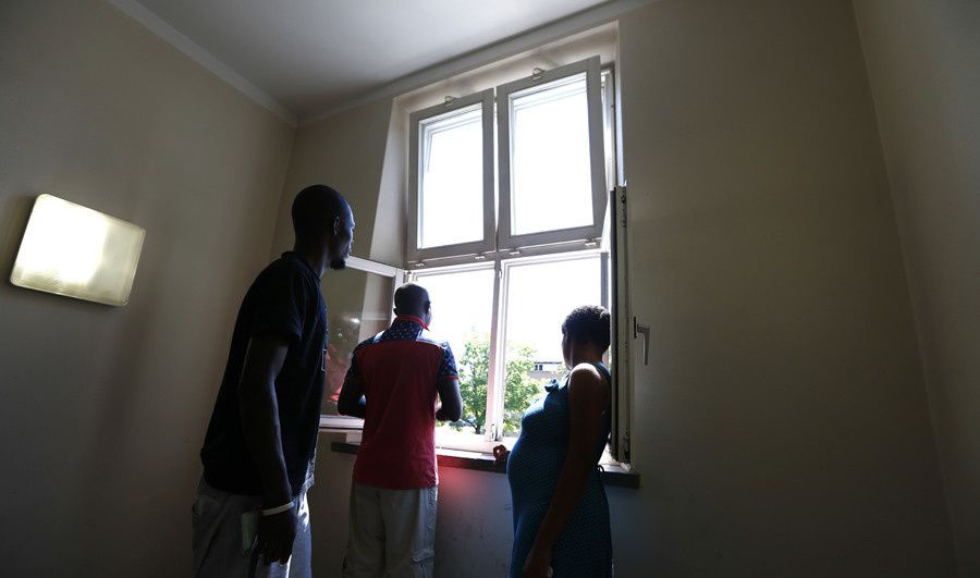 Des migrants détenus dans une zone de non-droit illégale, en France (Bastamag)