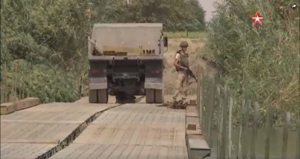 [vidéo, photos] Les troupes russes ont établi un pont temporaire à travers l'Euphrate près de Deir Ezzor (Southfront)