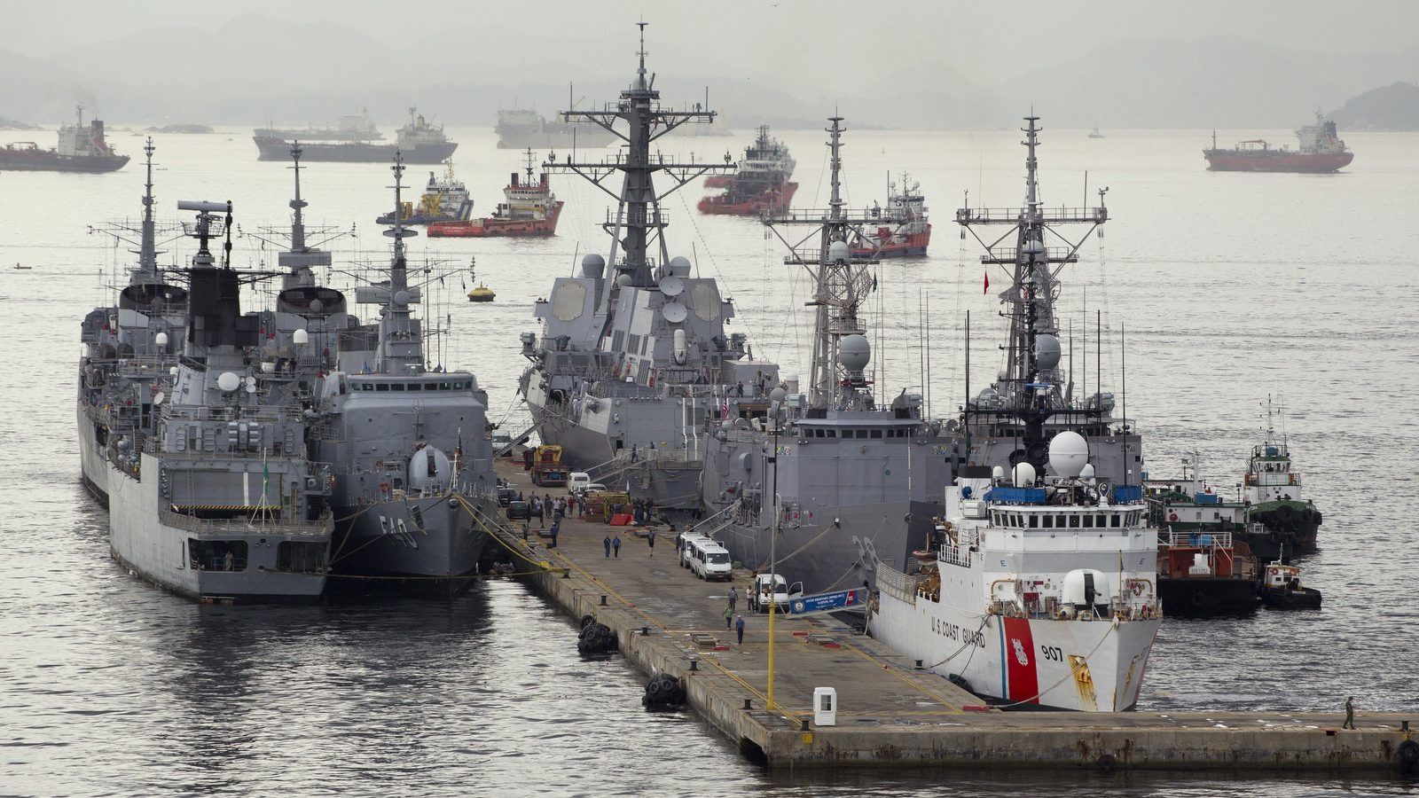 Photo du haut | Le destroyer étatsunien Nitze, troisième à partir de la gauche, accoste avec d'autres navires de guerre à Rio de Janeiro, Brésil, lors d'un exercice militaire conjoint, le 27 avril 2011. (c) AP/Victor R. Caivano