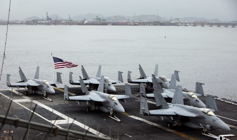 Des avions de chasse sont posés sur le pont du porte-avions USS Carl Vinson, dans la baie de Guanabara à Rio de Janeiro, le 26 février 2010. (AP/Silvia Izquierdo)