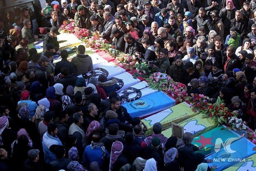 Les Kurdes syriens pleurent lors d'un enterrement dans la ville d'Afrin, le 29 janvier 2018, des civils et des combattants des Unités de protection du peuple kurde syrien (YPG) qui ont été tués dans des combats dans la région frontalière syrienne d'Afrin alors que l'armée turque lançait une offensive contre les milices kurdes de la région. (AFP Photo)