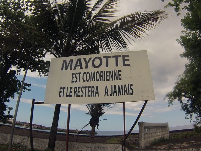 Panneau officiel dans les rues de la capitale des Comores, Moroni. © Damien Gautreau