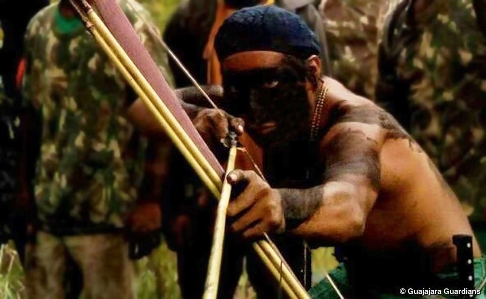 Des Gardiens de l'Amazonie du peuple guajajara : « Nous patrouillons, trouvons les bûcherons, détruisons leur équipement et les renvoyons. Nous avons arrêté de nombreux bûcherons : c'est efficace. » (C) Guardian of Amazon