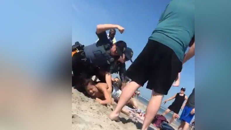 Vidéo choc de policiers américains frappant une jeune mère sur la plage fait le tour du web (RT)