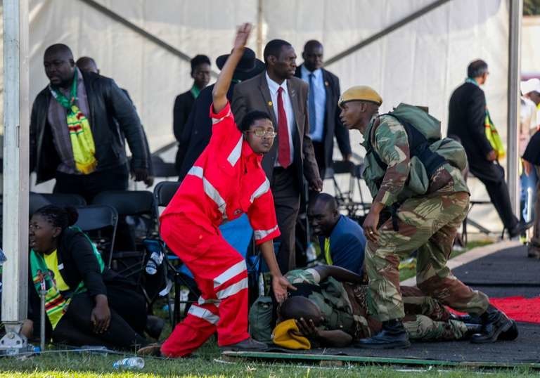 Les services de secours après l’attaque visant le président Emmerson Mnangagwa à Bulawayo (Zimbabwe), le 23 juin. Crédits : TAFADZWA UFUMELI / REUTERS