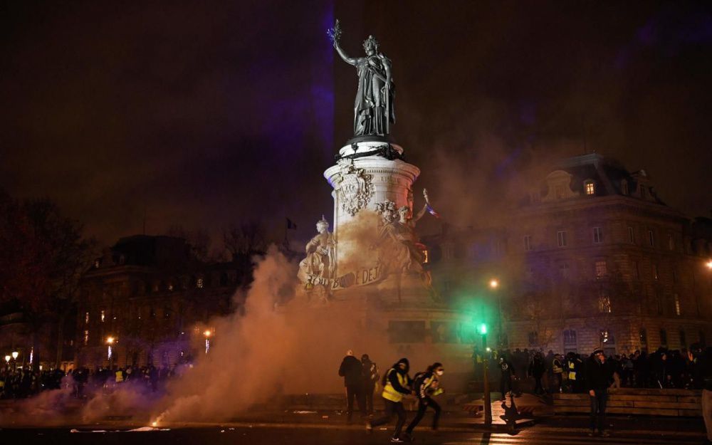  A 19 heures, les forces de l’ordre tiraient encore de nombreux gaz lacrymogènes. AFP/Bertrand GUAY