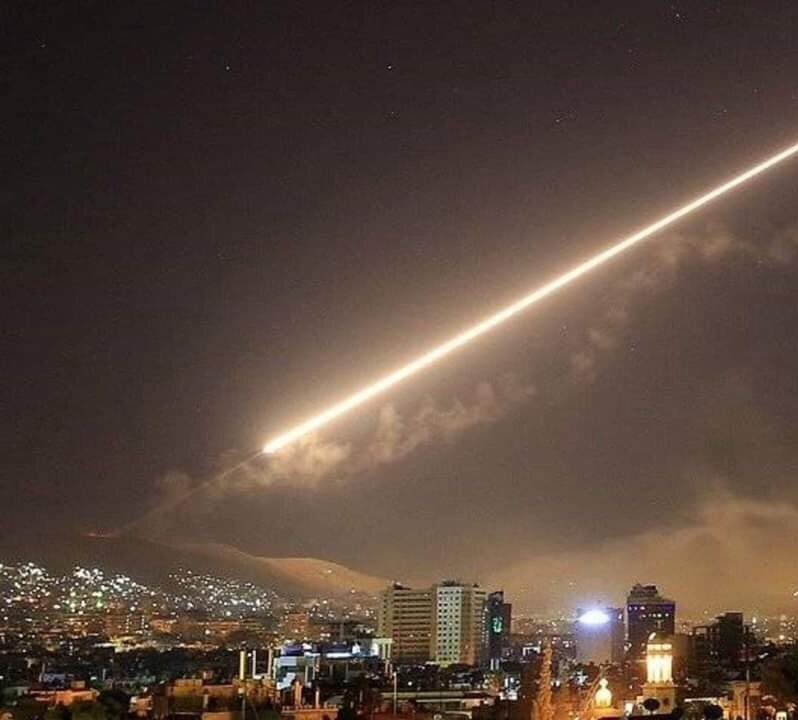 [Vidéo] Des avions de combat israéliens bombardent un site militaire syrien à l'ouest de Damas (AMN)