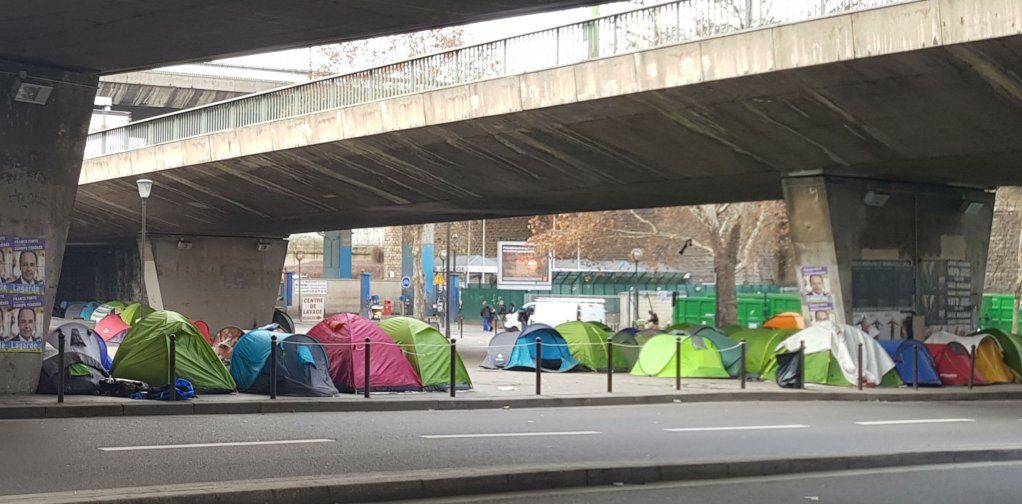 À Paris, plus de 2 000 migrants dorment sur les trottoirs (Infomigrants)