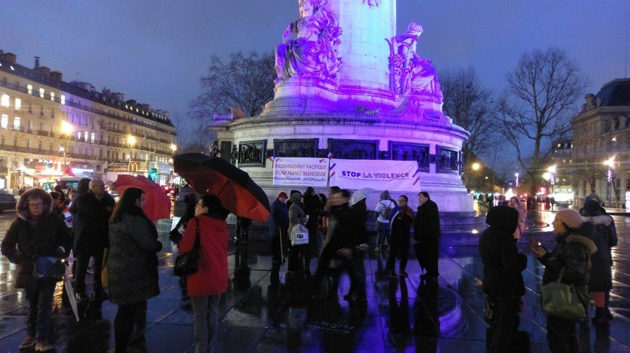 Environ 25 personnes à République pour le rassemblement anti-"Gilets  jaunes" des "Foulards rouges" - Le-Blog-Sam-La-Touch.over-blog.com