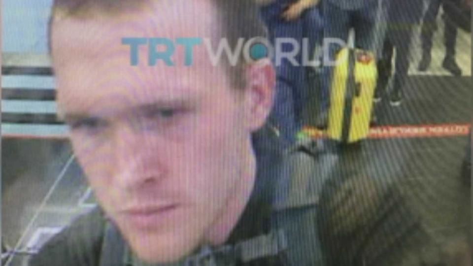 Brenton Tarrant, le terroriste à l'origine de l'attaque de la mosquée néo-zélandaise, a été vu dans un aéroport turc (sur cette image) à laquelle TRT World a eu accès. (TRTWorld) 