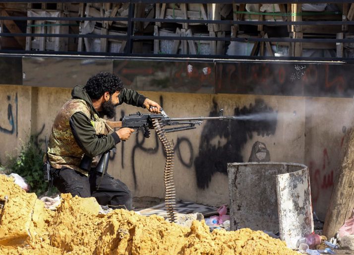 Un combattant libyen fidèle au gouvernement de l'Accord national se heurte aux forces de Khalifa Haftar près de Tripoli | Mahmud Turkia/AFP via Getty Images