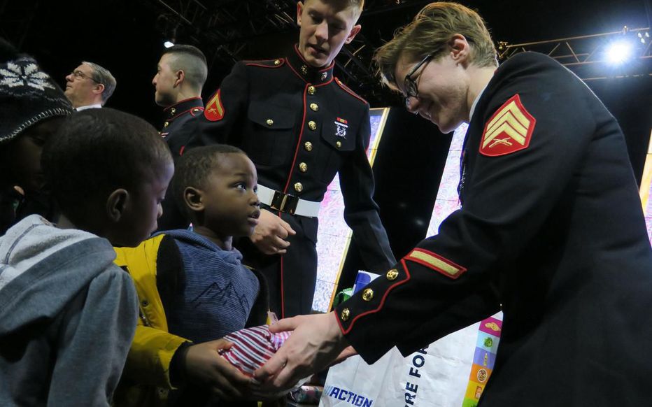 Sevran (Seine-Saint-Denis), le 19 décembre. Des soldats américains distribuent des cadeaux aux enfants du quartier populaire des Beaudottes. LP/T.P.