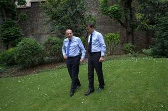 Merci à Sandre pour sa question : Comment les politiques ont-ils cru MR Gattaz pour son million d'emplois en échange des baisses de charge sans contrepartie ?
