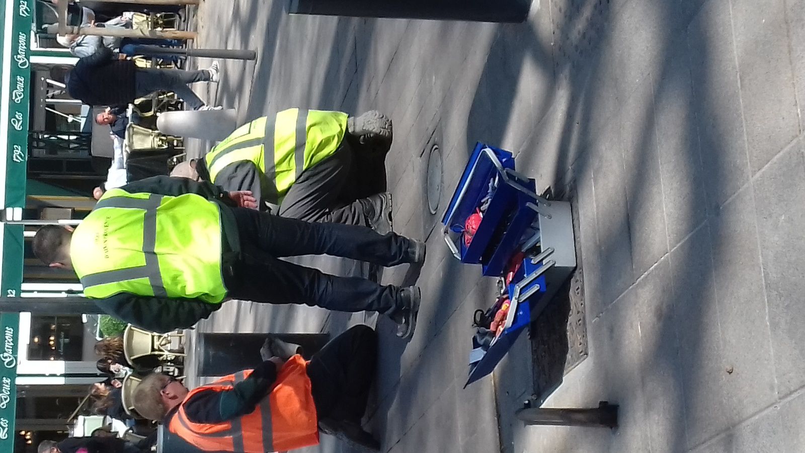 Insolite : trois gilets jaunes sur le cours Mirabeau à Aix en Provence ...  - Le blog de YVONLABAUDRUCHE à visiter sans modération et à conseiller aux  amis et aux proches et