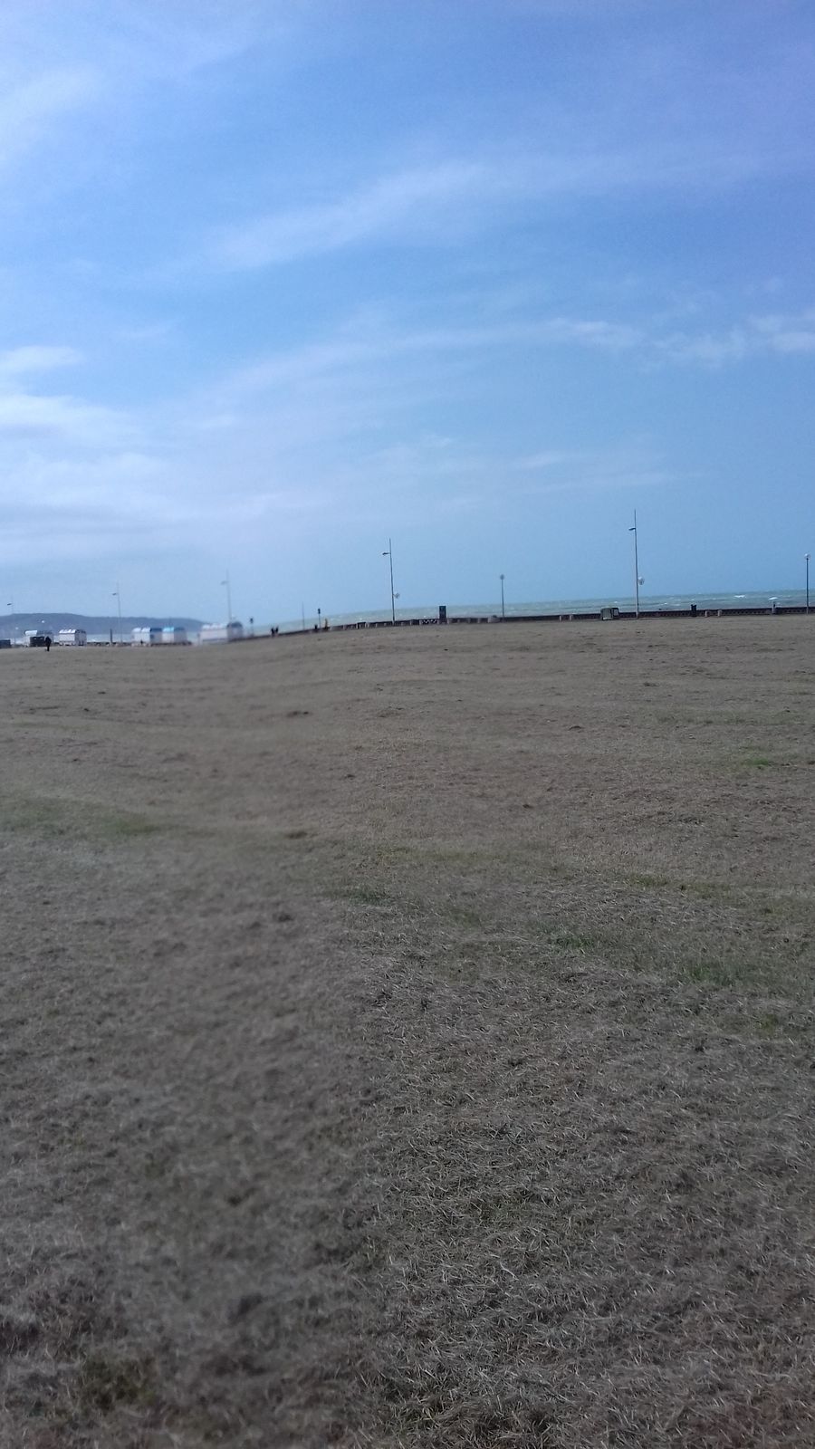 A Dieppe : presque solitaire sur une plage abandonnée ....