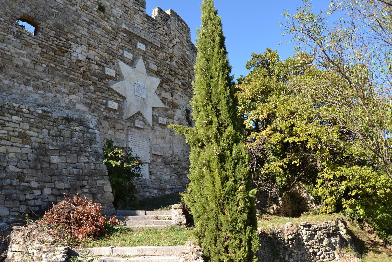 Site unique à Montségur-sur-Lauzon, au pied des remparts coté sud, en face du Mont Ventoux, se trouve une étoile en pierre et à 7 branches. 