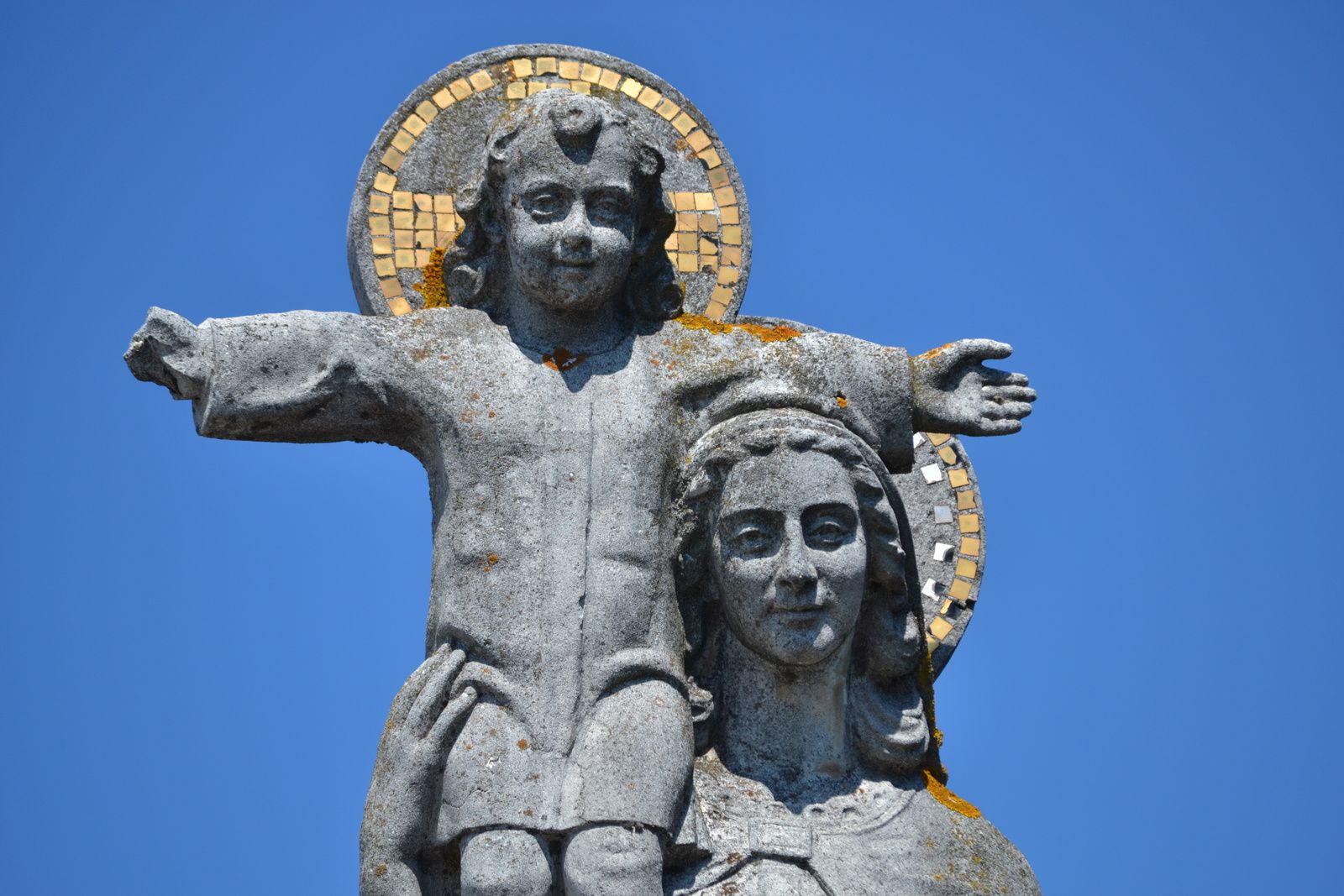 La vierge porte sur son épaule l'enfant Jésus...