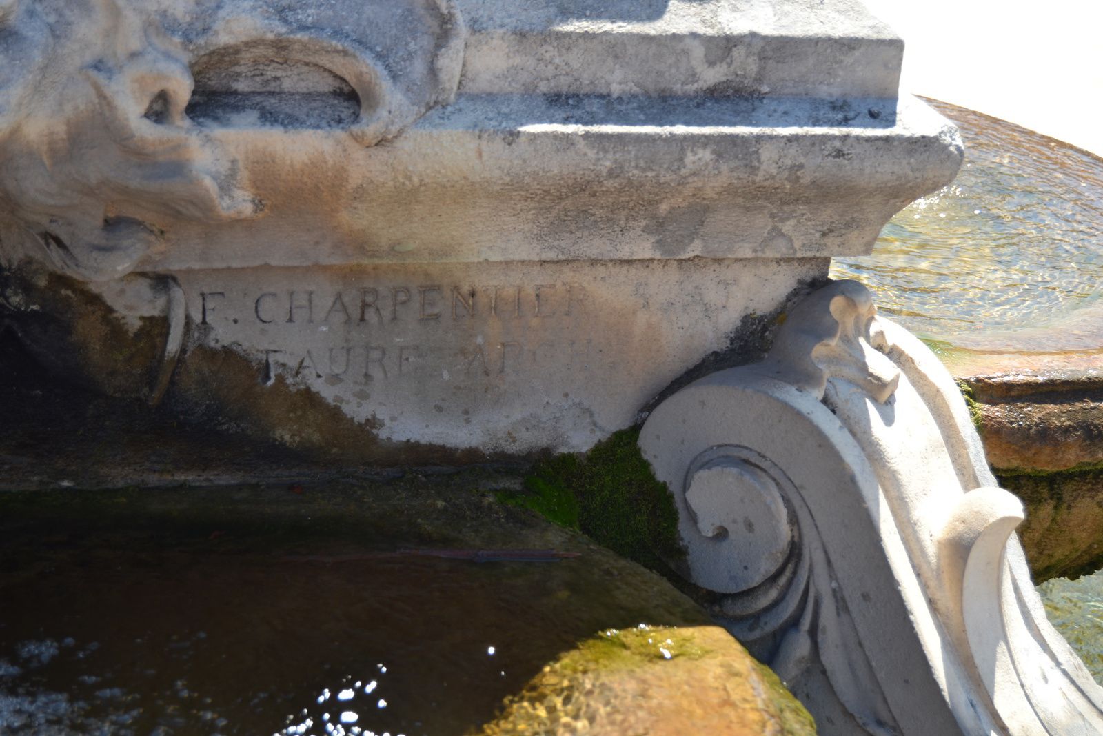 Les noms du sculpteur et de l'architecte sont gravées sur le côté :"F. Charpentier, V. Faure, Architecte.".