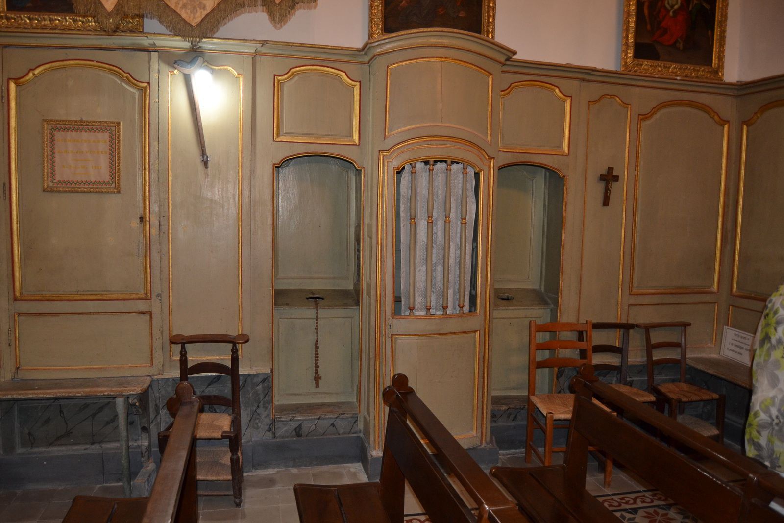 Un confessionnal de chaque côté de l'entrée de la chapelle, laisse penser qu'il il avait record d'affluence dans cette chapelle située pourtant à l'écart du village.