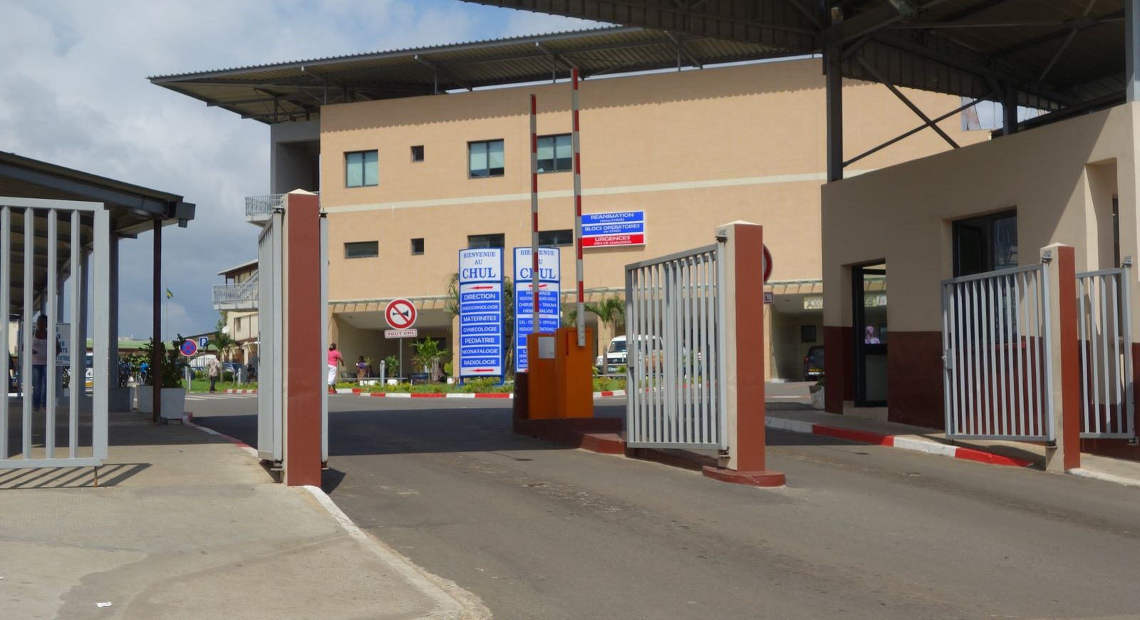 Entrée du Super Hôpital de Libreville ( Phase 1 - Urgences - ouvert en juin 2012 )