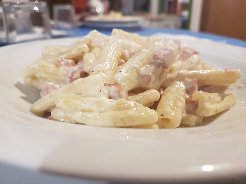 Primo piatto facile: Sedanini con prosciutto e panna