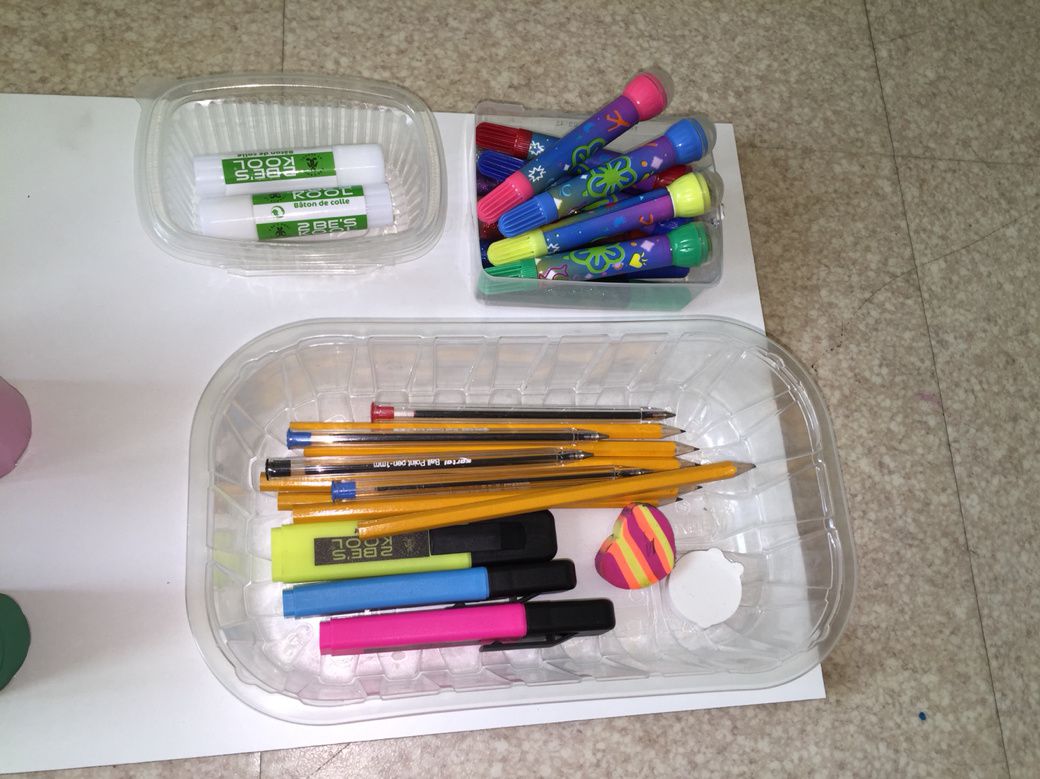 Support de rangement pour fournitures : pots à crayon + barquettes 