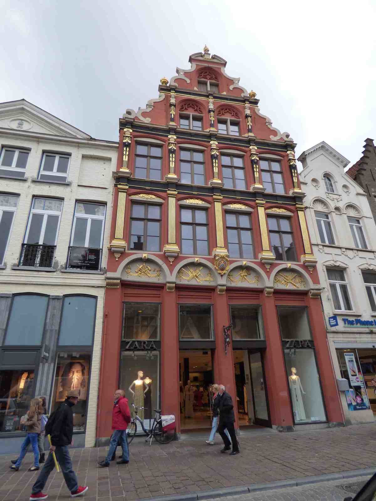 Bruges, ses canaux, beffroi, jolies façades....