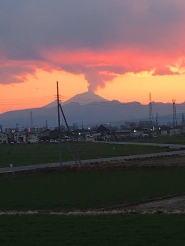 Le volcan du mont Asama au Japon en éruption pour la première fois
