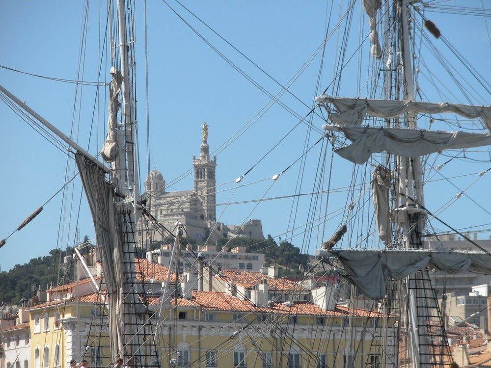 Le Belem largue les amarres au pied de Notre-Dame de la Garde