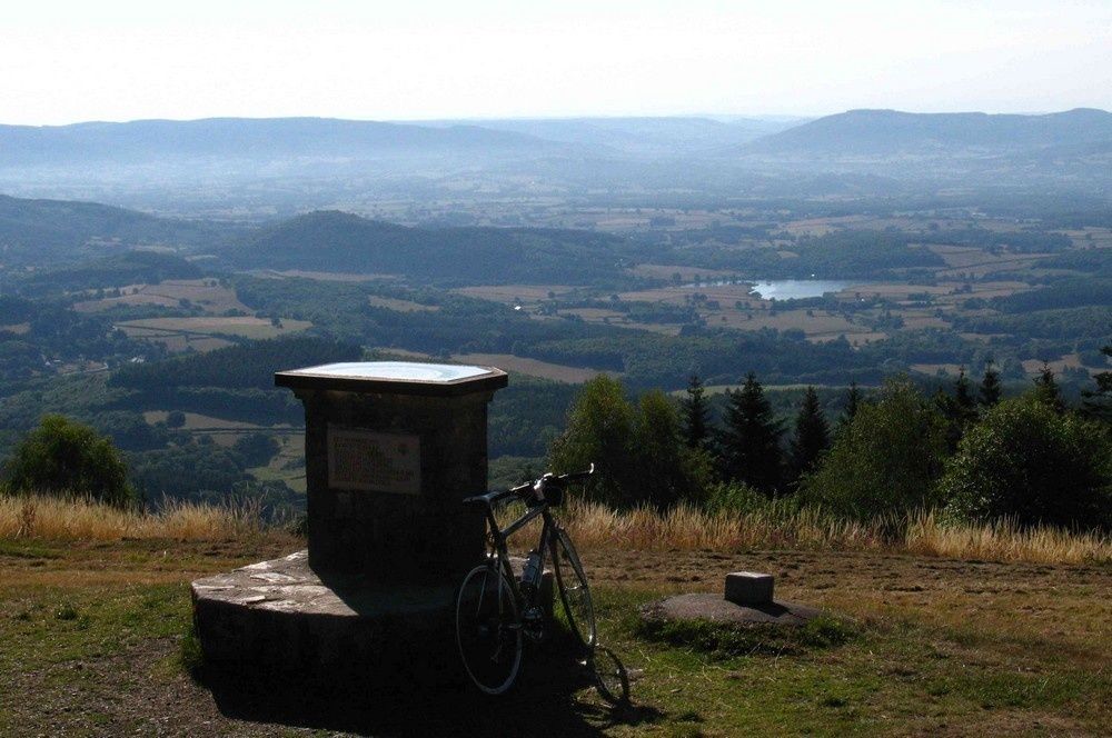 La table d'orientation du Mont Beuvray : vaste panorama de la pelouse d'une vaste clairière, un tel point de vue n'existe pas au Haut-Folin, couronné d'arbres