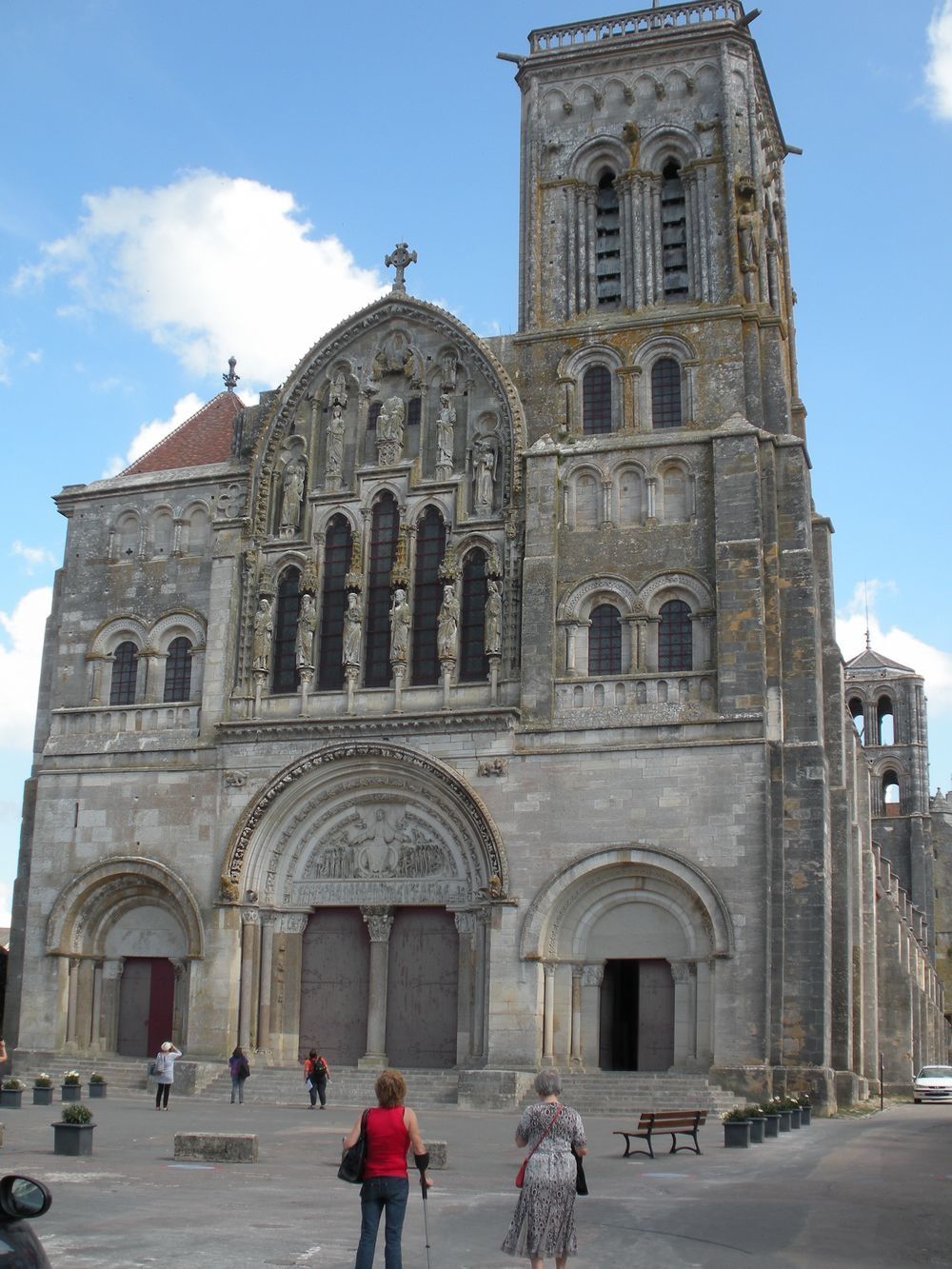 Merveilleux façade et tympan de la basilique