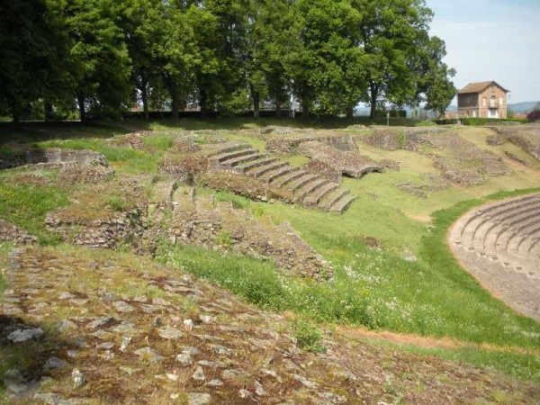 Différents aspects du théâtre romain dont ses hôtes habituels, de petites punaises noir et jaune