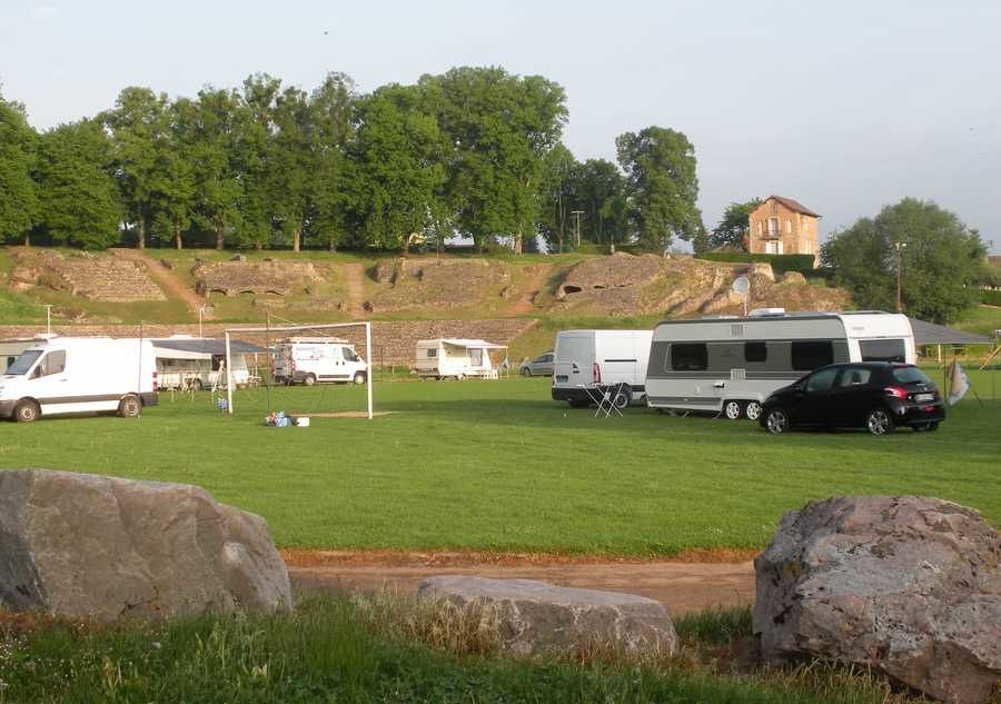Différents aspects du théâtre romain dont ses hôtes habituels, de petites punaises noir et jaune