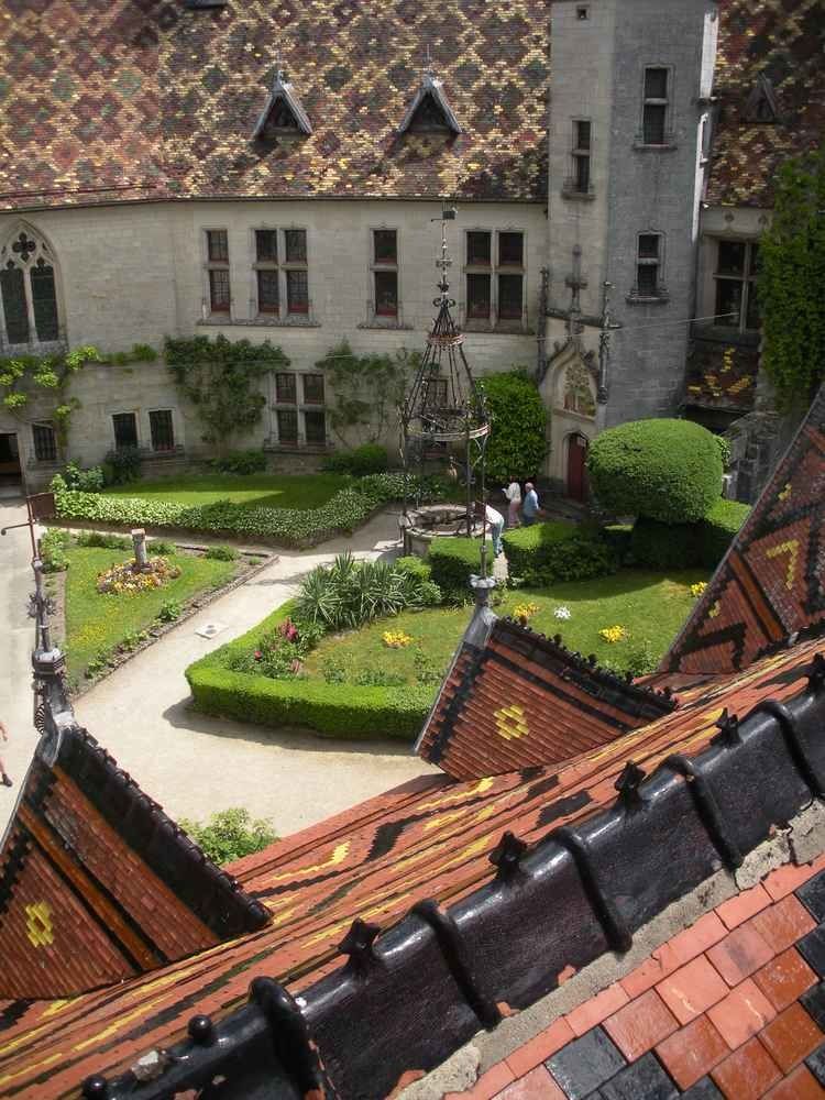 Féérique, le château de la Rochepot en Bourgogne