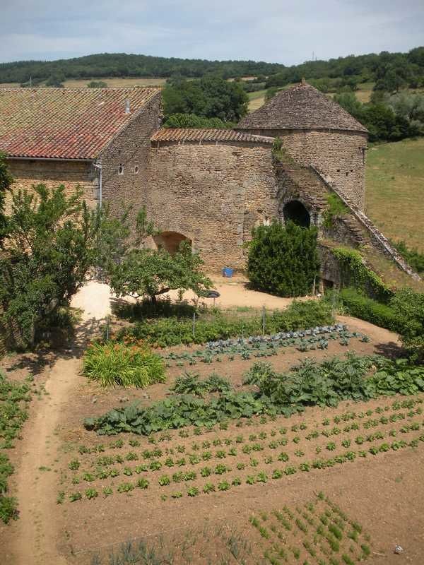Toujours bien vivant, le château médiéval de Berzé le Châtel