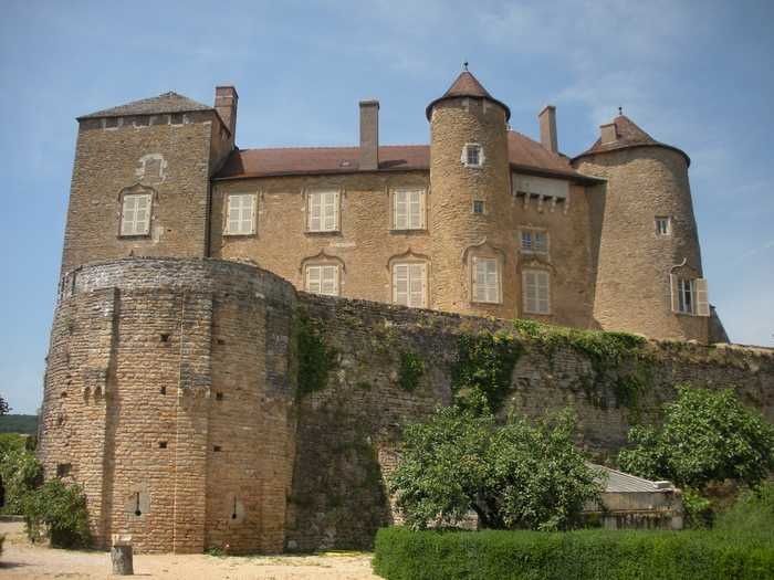 Toujours bien vivant, le château médiéval de Berzé le Châtel