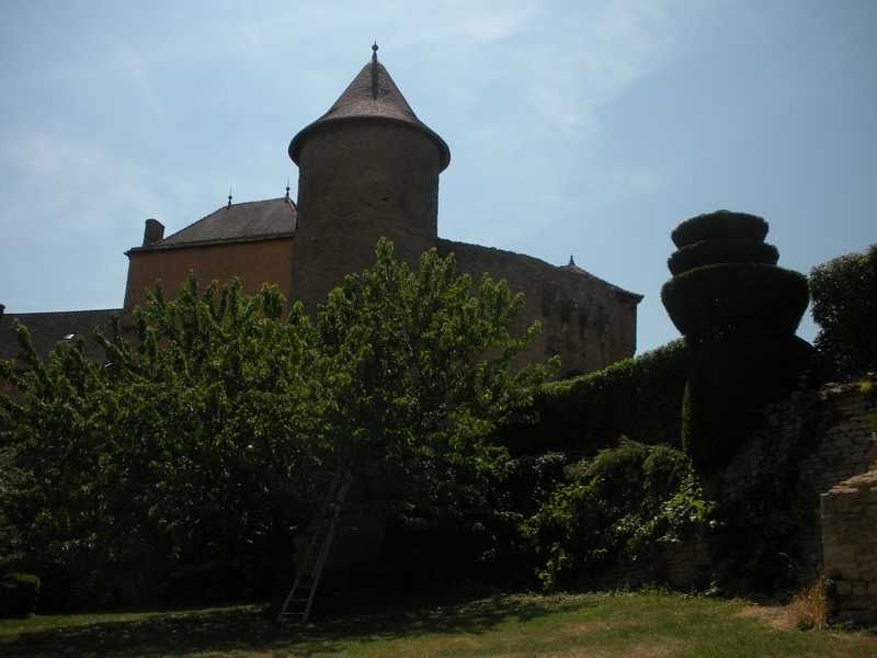 Toujours bien vivant, le château médiéval de Berzé le Châtel