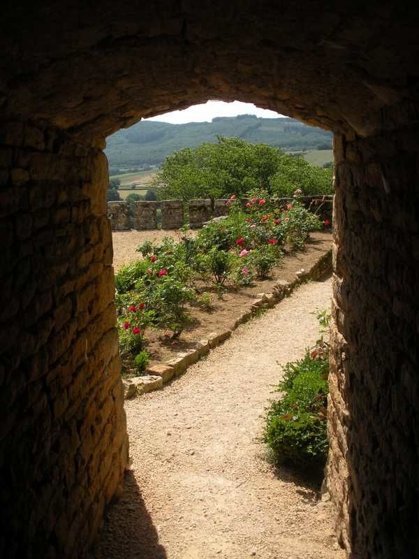 Toujours bien vivant, le château médiéval de Berzé le Châtel