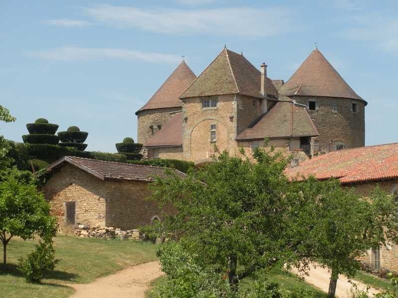 Toujours bien vivant, le château médiéval de Berzé le Châtel