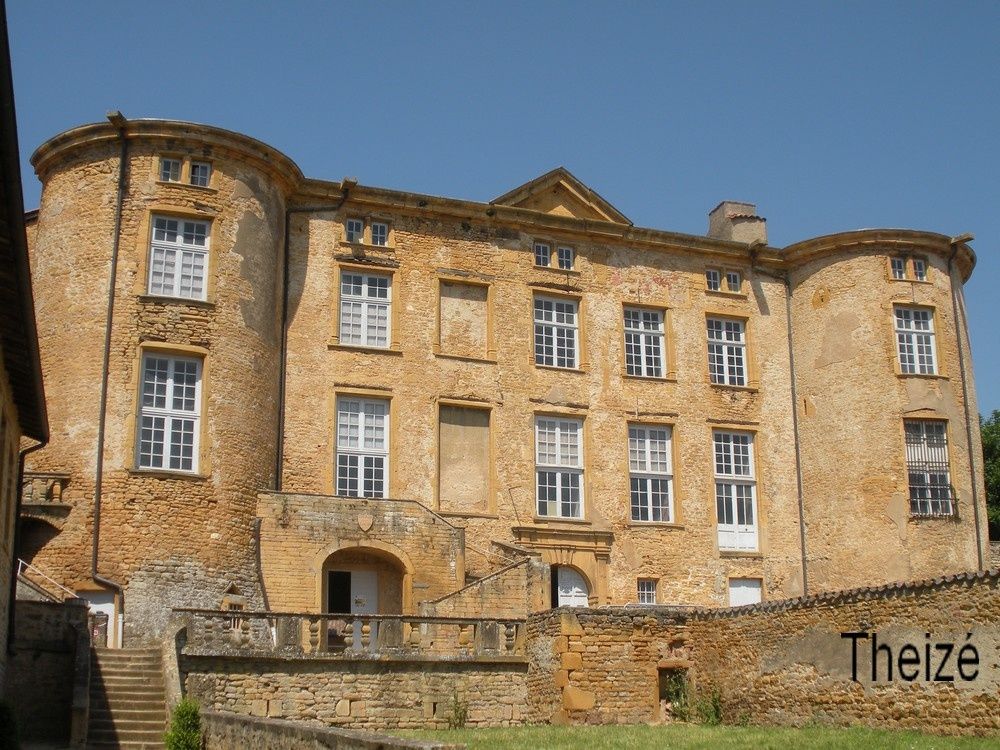 Précieux villages du Beaujolais, aux pierres dorées comme ses vins blancs