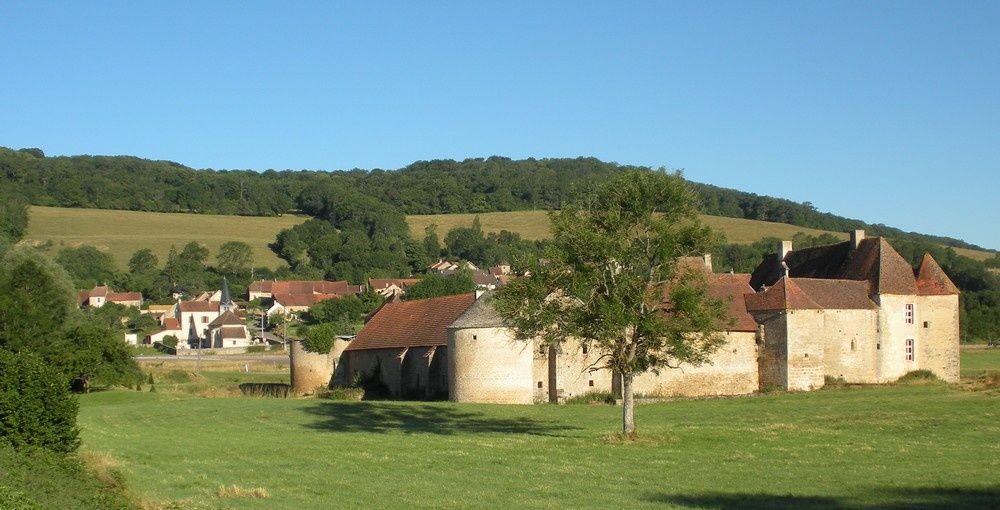 Le château d'Eguilly, en haut, la voûte-tunnel du canal de Bourgogne,(au milieu) et Arnay-le-Duc, en bas