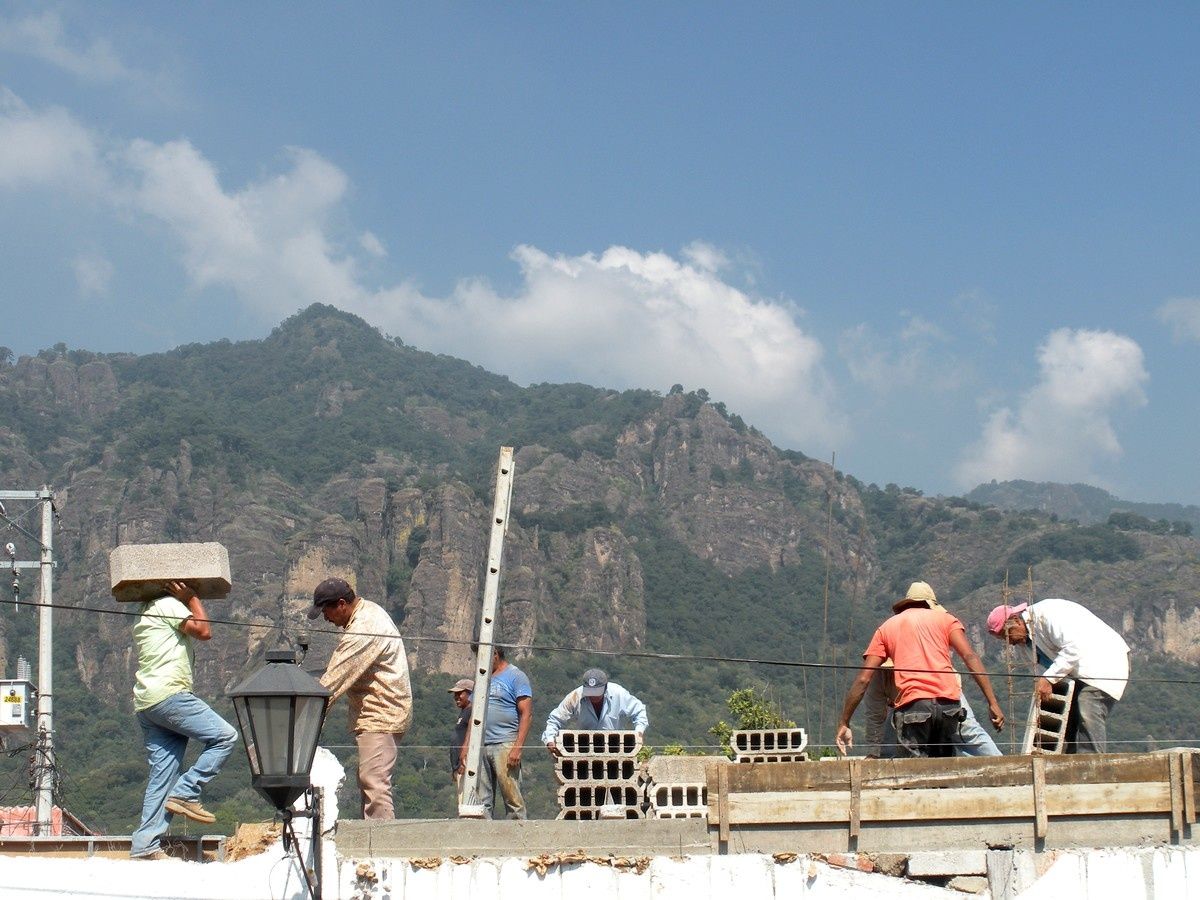 Chantier sur fond de montagnes à Tepoztlán : « hecho a mano »