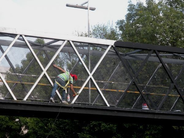 Brigade de peintres à l'assaut des passerelles : la méthode mexicaine