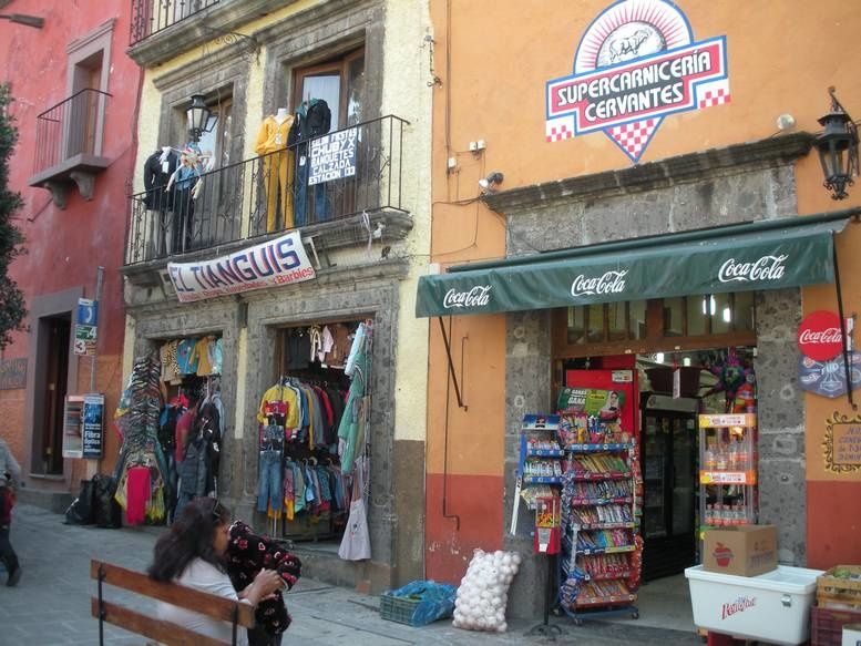 Les enseignes discrètes des commerçants de San Miguel