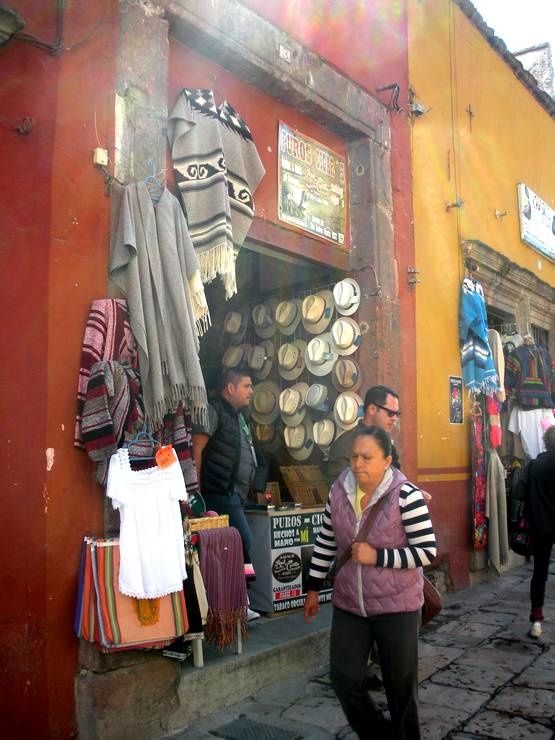 Les enseignes discrètes des commerçants de San Miguel